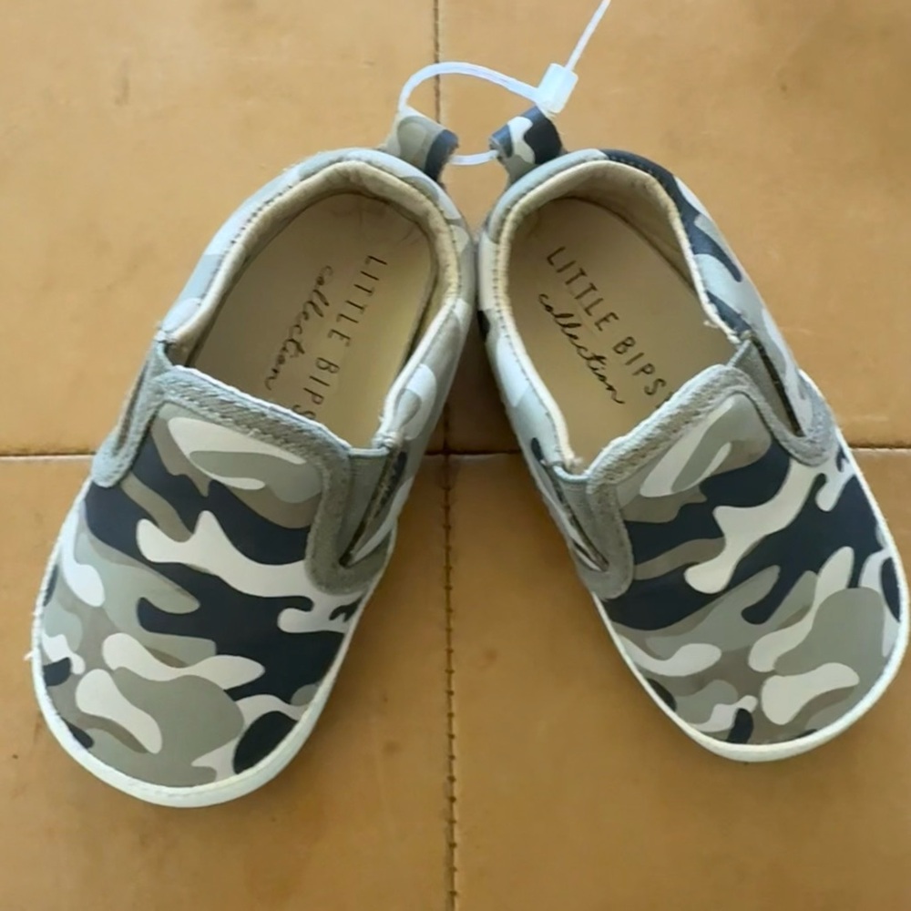 ❤️$10 FLASH SALE❤️Little Bipsy Shoe Size 4
